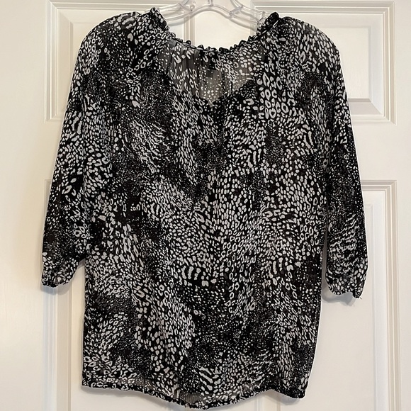 Express Women’s Flowy Top with Elastic Bottom - Picture 4 of 6